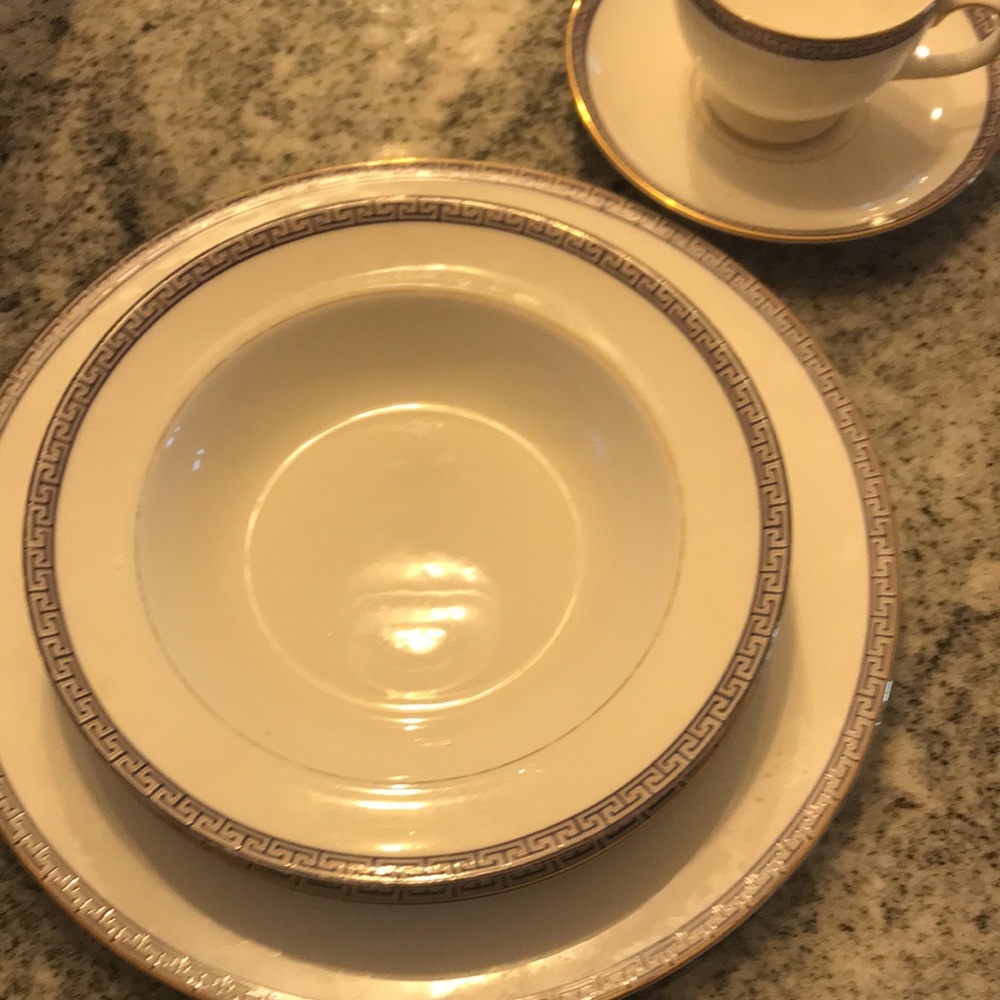 Wedge wood Palacia China 5-piece placesetting.  New in box - Picture 2 of 2